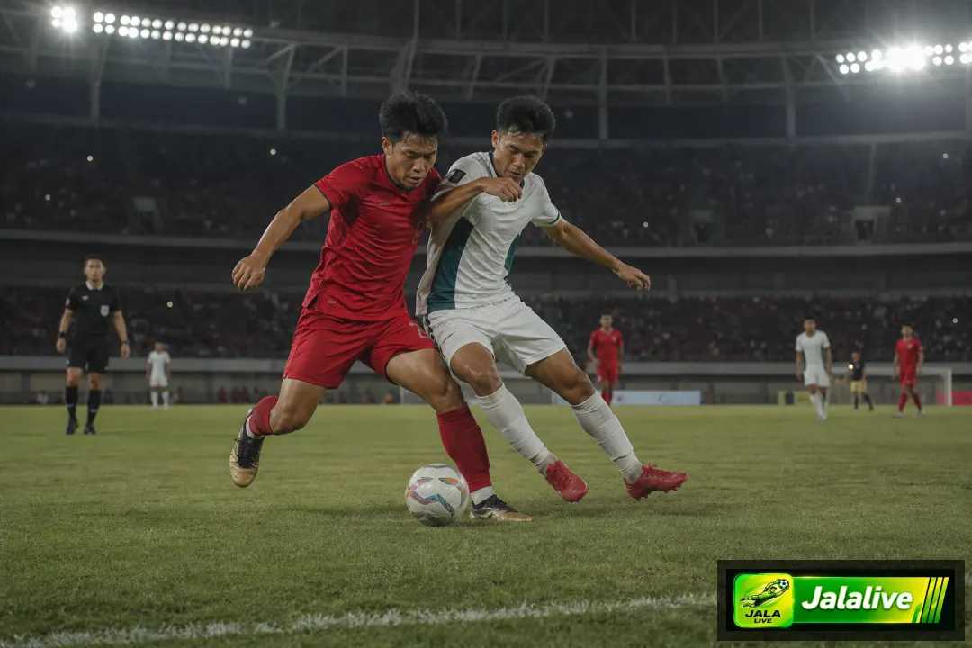 Ilustrasi editorial laga sepak bola antara dua tim di stadion malam hari