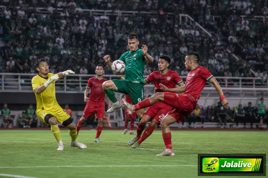 Momen realistis pertandingan sepak bola Indonesia di Liga 1 dengan pemain berebut bola di depan gawang