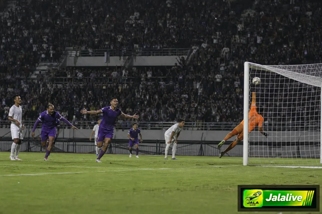 Pemain sepak bola Liga 1 Indonesia merayakan gol di depan penonton