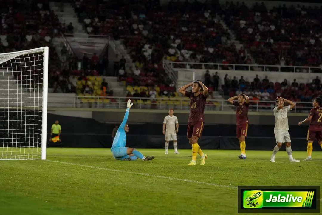 Suasana pertandingan Liga 1 Indonesia dengan pemain bereaksi di depan gawang