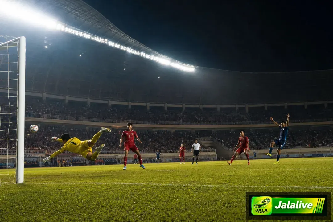Pemain Liga 1 merayakan gol di stadion Indonesia dengan kiper melakukan penyelamatan