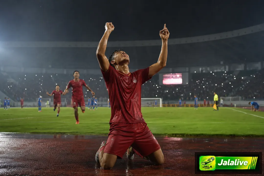 Ilustrasi editorial pemain sepak bola pria merayakan gol di stadion malam hari