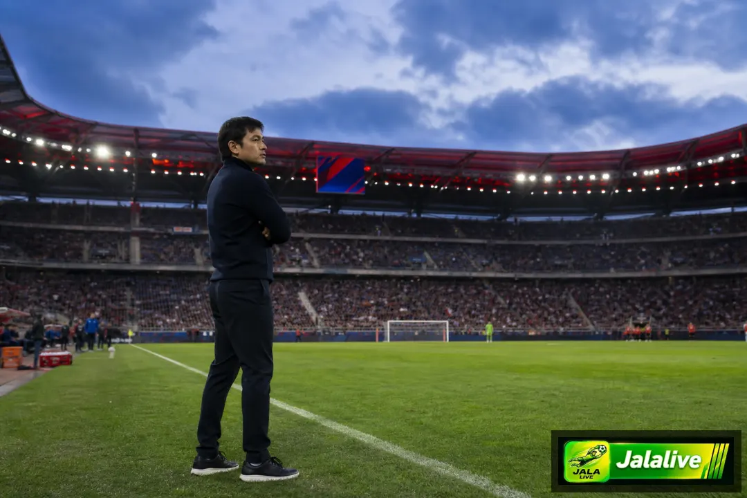 Ilustrasi editorial seorang pelatih sepak bola di stadion Eropa dengan suasana dramatis